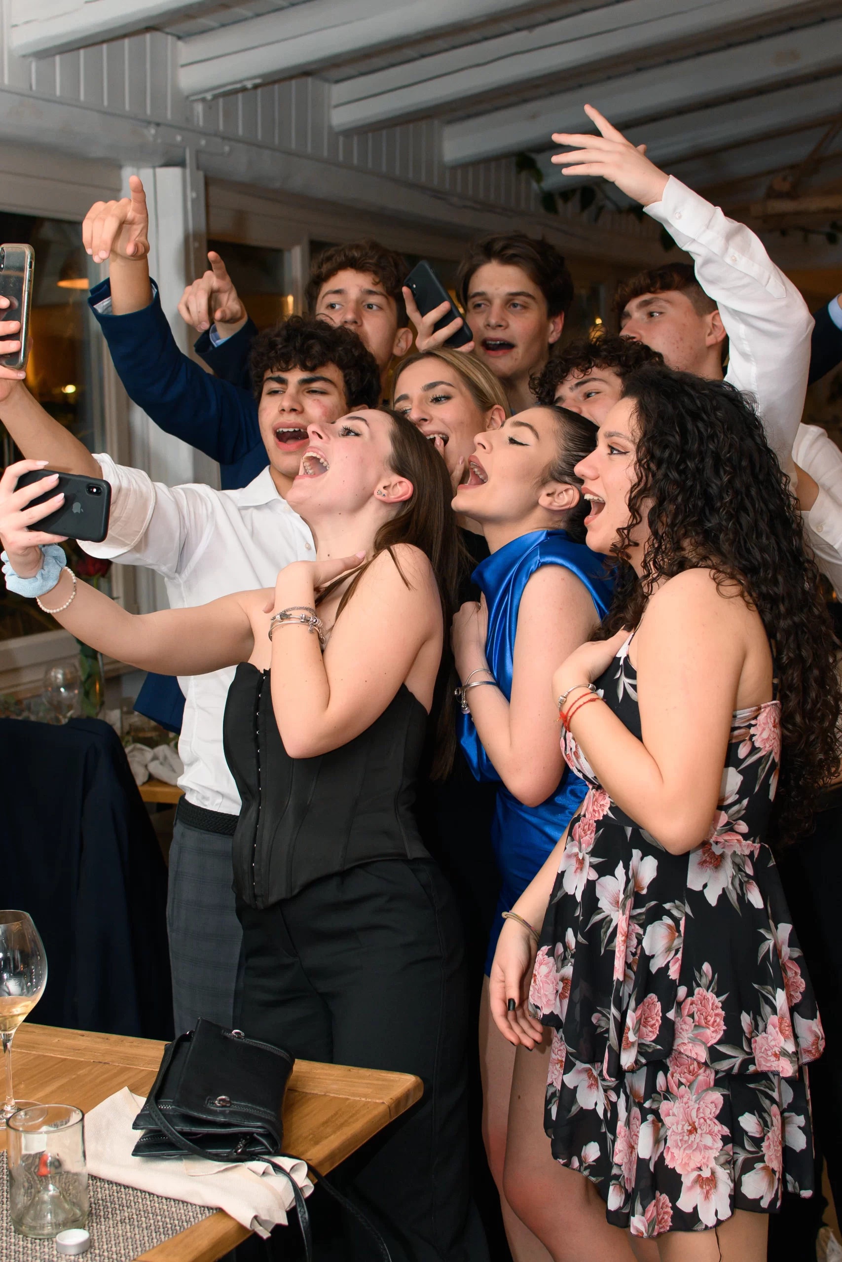 Selfie tutti insieme al compleanno di 18 anni divertimento e risate per tutti