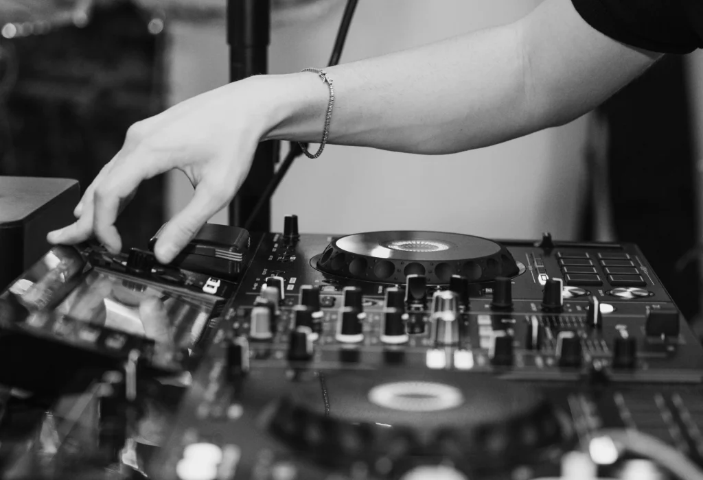 Consolle da deejay con mixer e luci in funzione durante un matrimonio ed evento aziendale organizzato da On Air Eventi a Roma e Latina.