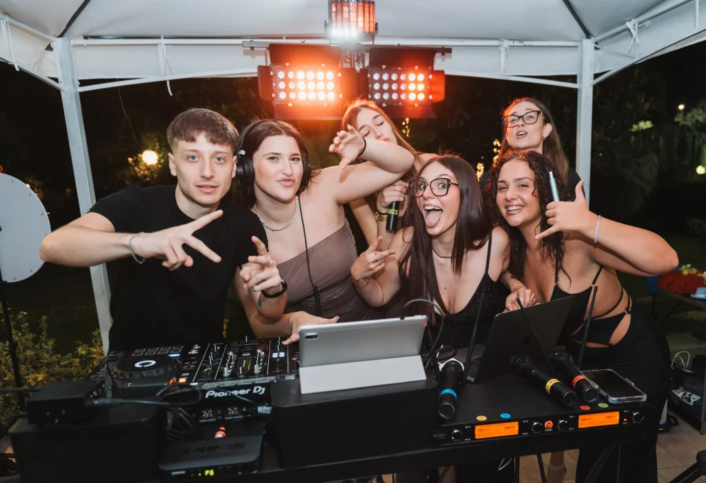Deejay in consolle con ragazze che si divertono durante una festa di 18 anni organizzata da On Air Eventi a Roma e Latina