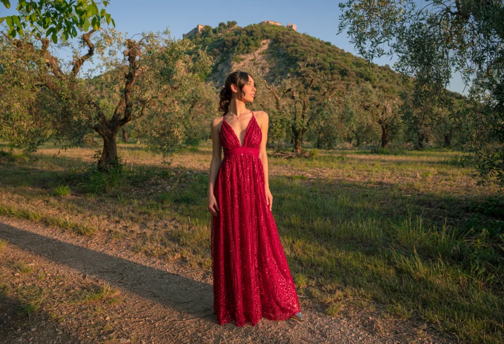 Ragazza fotografata al tramonto tra gli ulivi durante uno shooting On Air Eventi con sfondo di montagne e cielo azzurro a Roma e Latina
